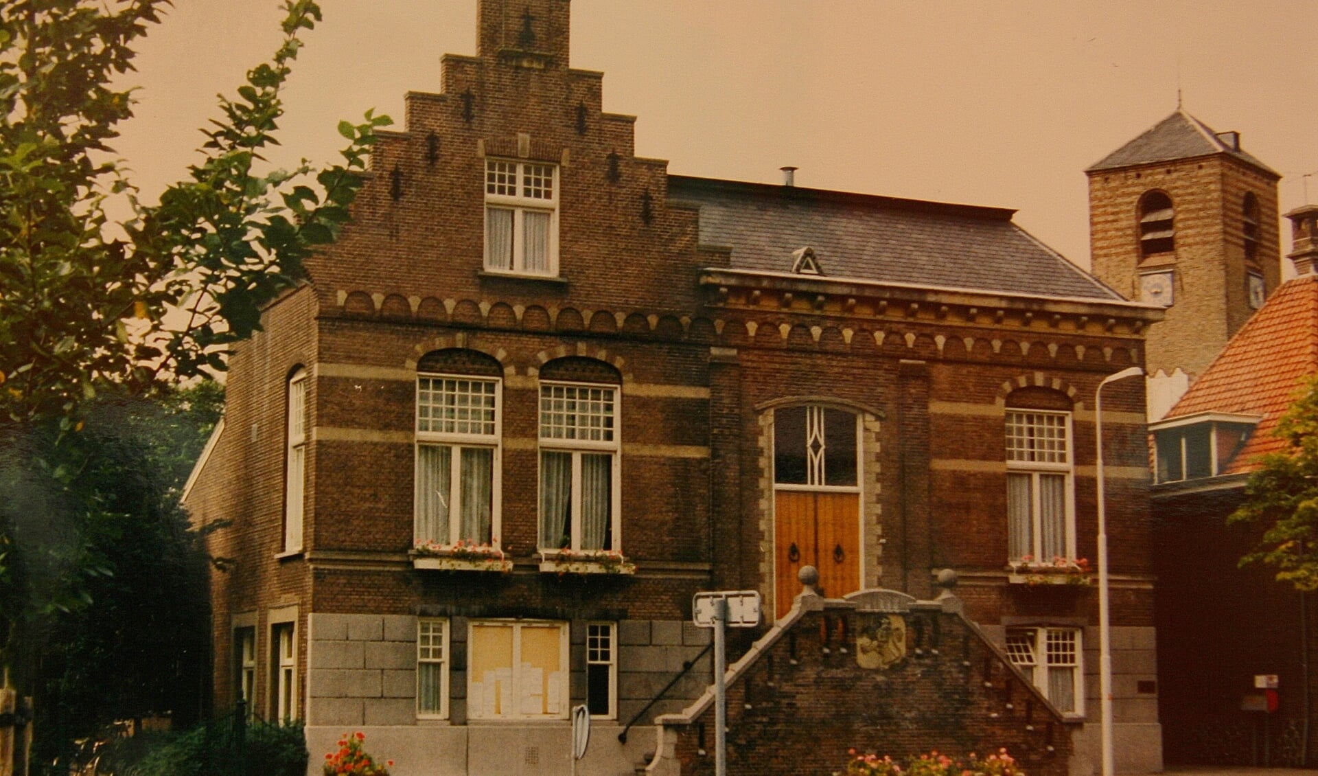 Het voormalige gemeentehuis werd in de jaren 80 van de vorige eeuw gesloopt.