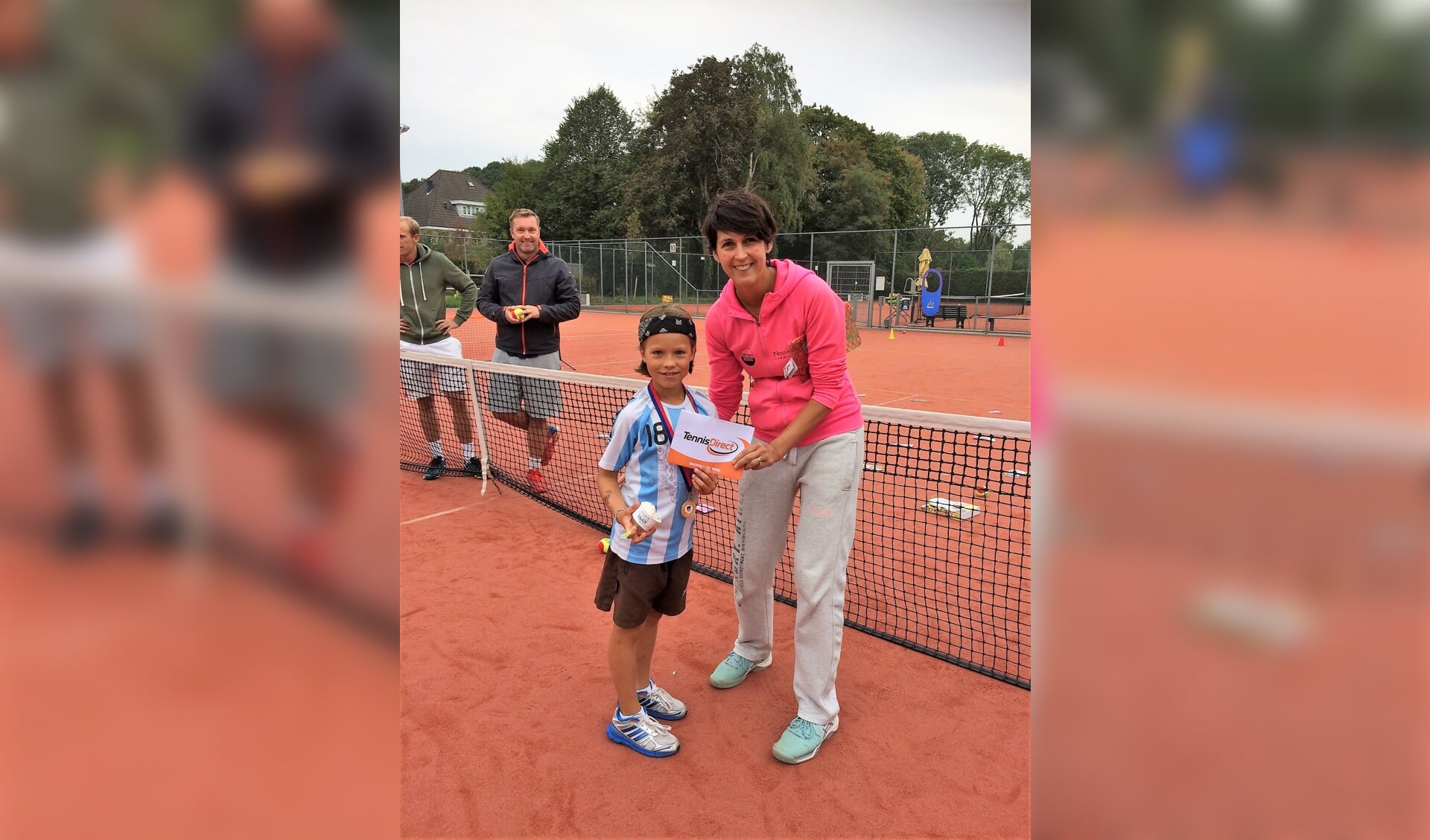 Tygo Caldas,de dagwinnaar Oranje toernooi op woensdag, met Katja Nossik van tennisschool Nossik/Versteeg.