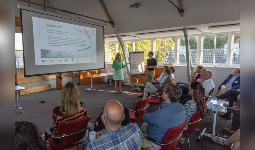 Laura Platte vertelt over de projecten Smart071 en Economie071. | Foto Wil van Elk