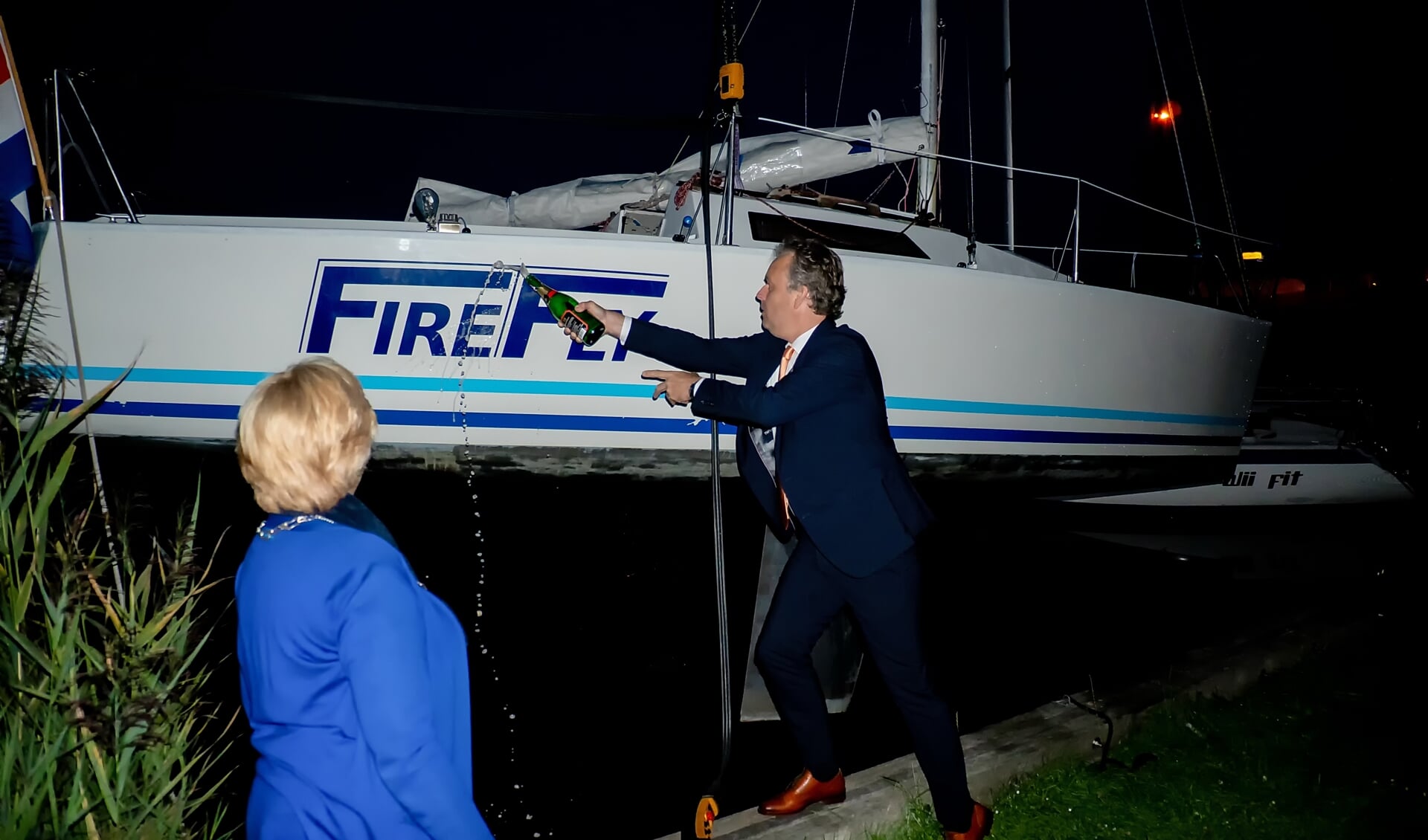 Onder toeziend oog van burgemeester Laila  Driessen doopt sportwethouder Willem Joosten de Fire Fly met champagne. 