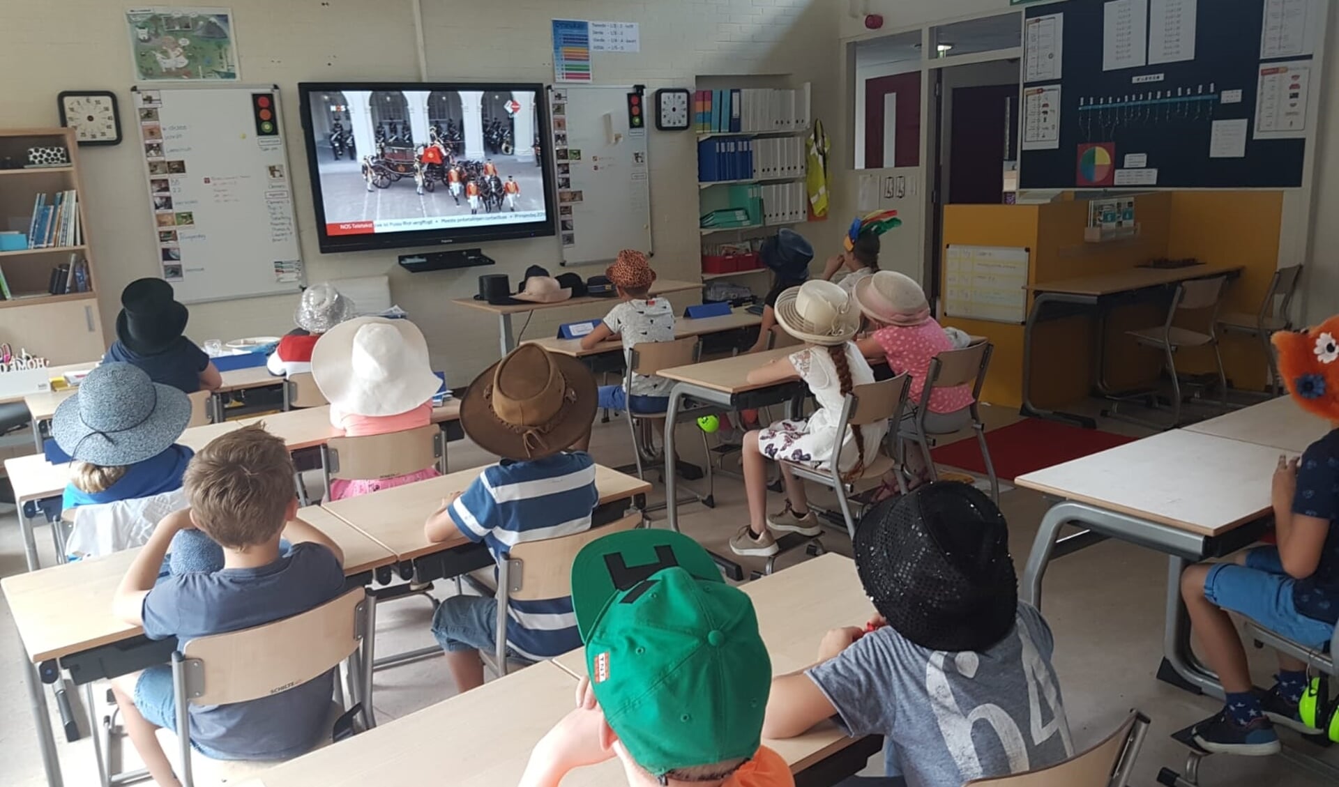 De leerlingen van groep 5/6 van de Leiderdorpse Gomarusschool keken vandaag in de klas naar de live uitzending van Prinsjesdag... mèt hoed op. 