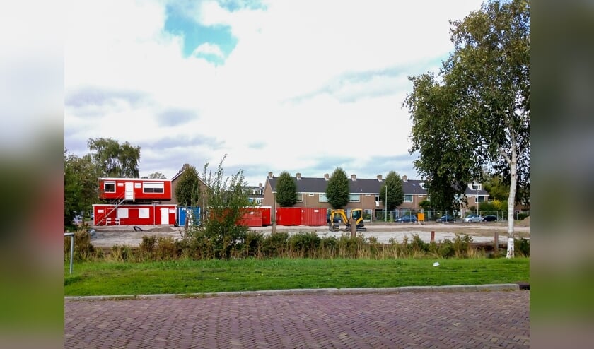 Het bouwterrein gezien vanaf de Tollenaersingel.