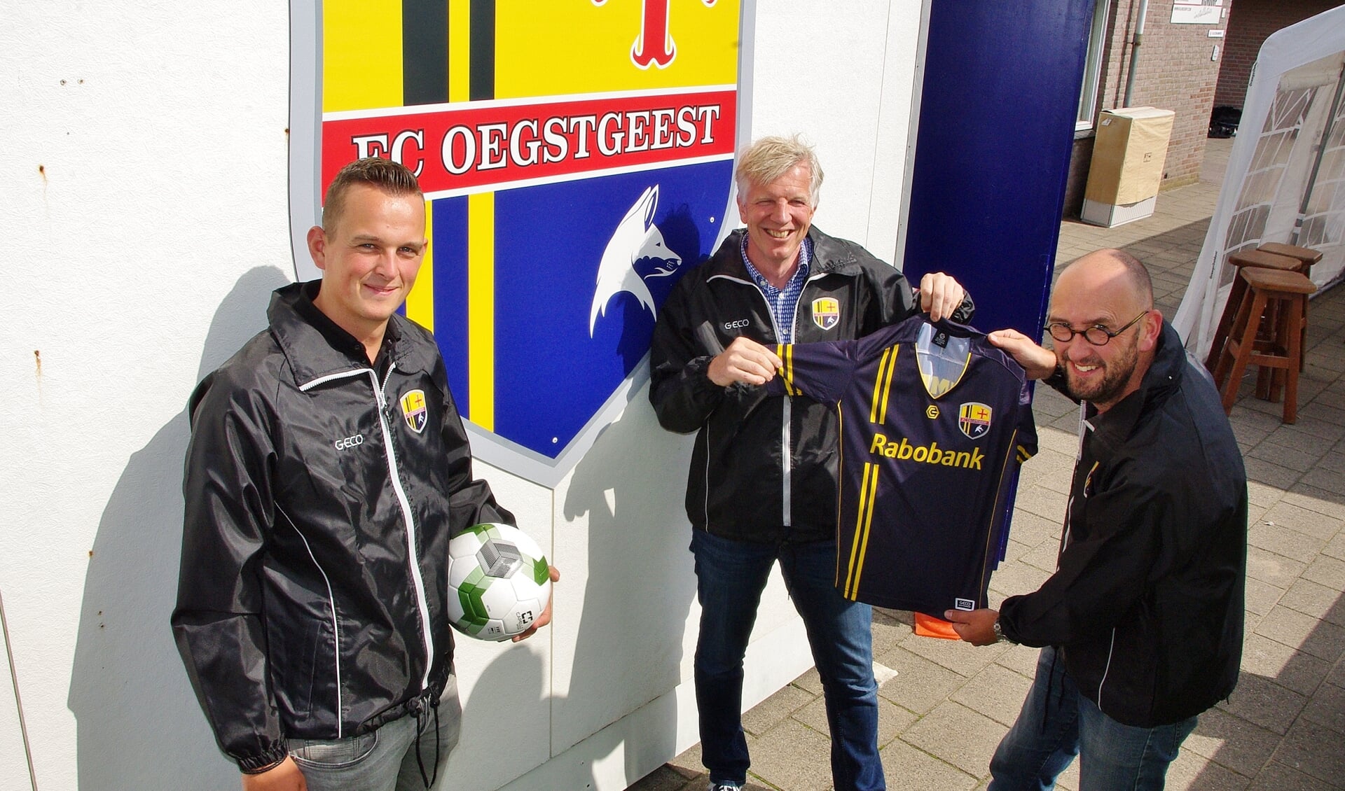 Lennart Zomer, Marc du Maine en Jaap van Pampus zijn blij met de goede start van FC Oegstgeest. | Foto Willemien Timmers