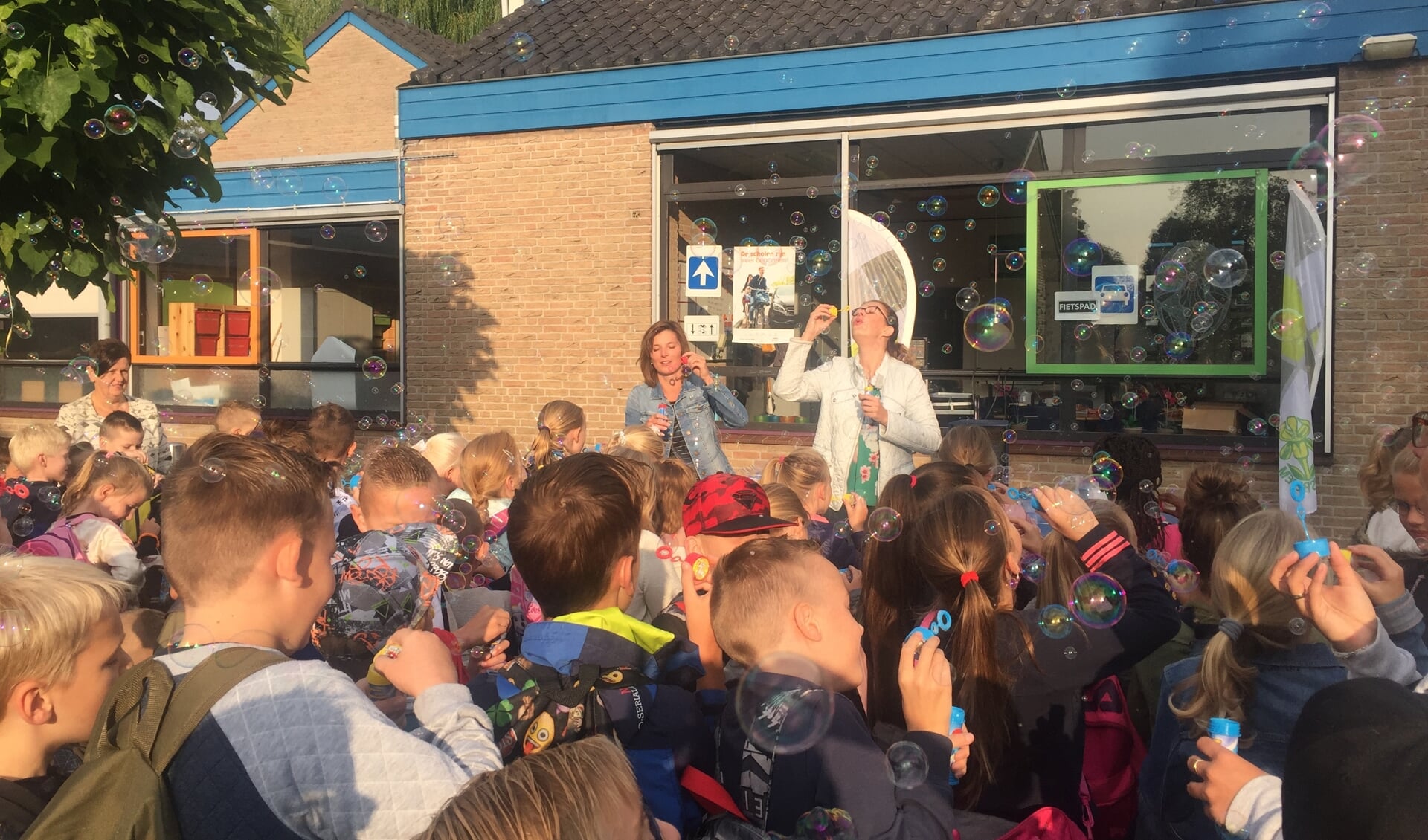 Het nieuwe schooljaar werd symbolisch geopend met bellenblaas, waar ook wethouder Jolanda Langeveld (blauwe spijkerjack) vrolijk aan meedeed.