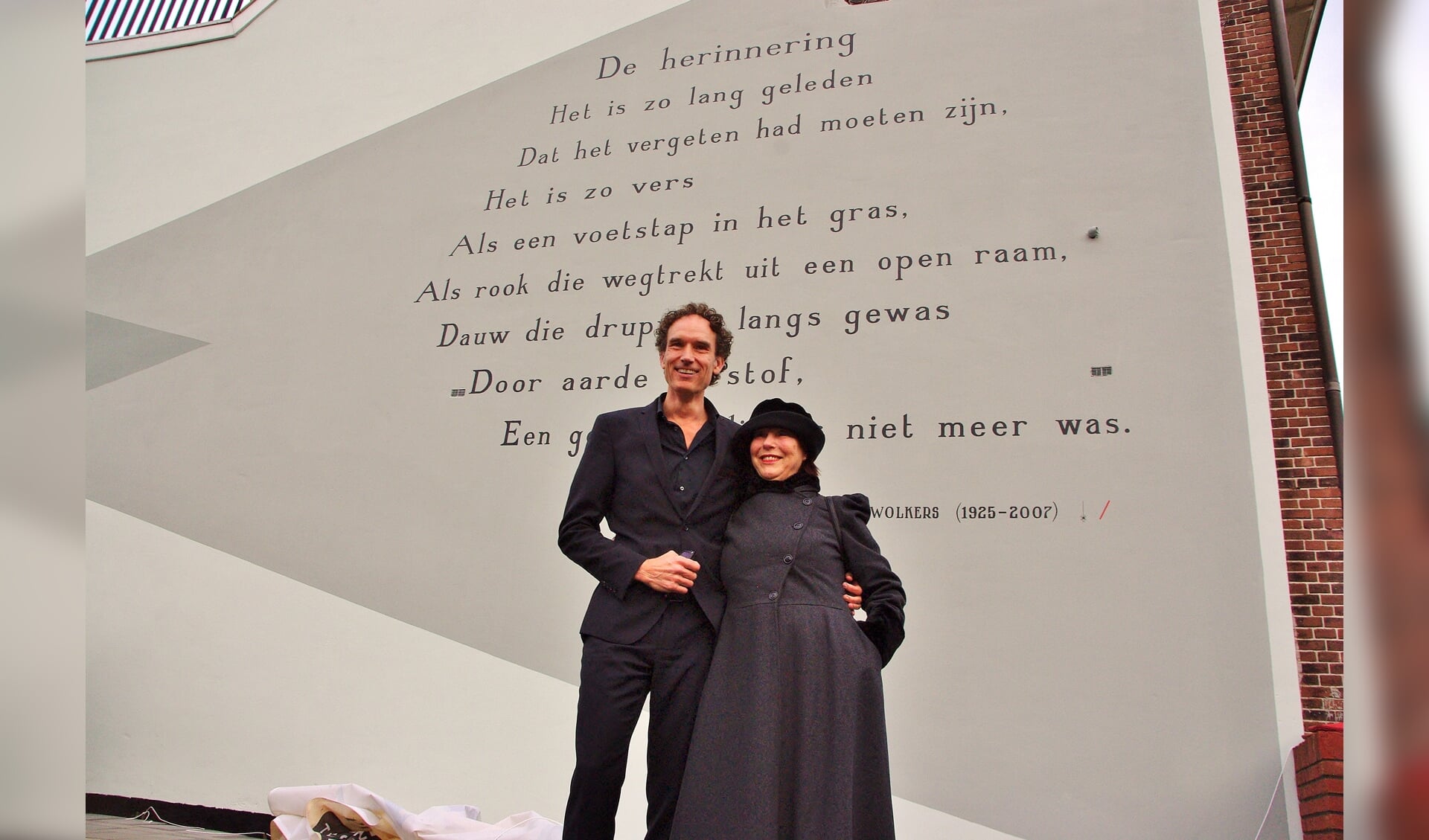 Onno Blom met weduwe Karina Wolkers bij de onthulling van het Oegstgeester muurgedicht van Jan Wolkers in 2017. | Archieffoto Willemien Timmers