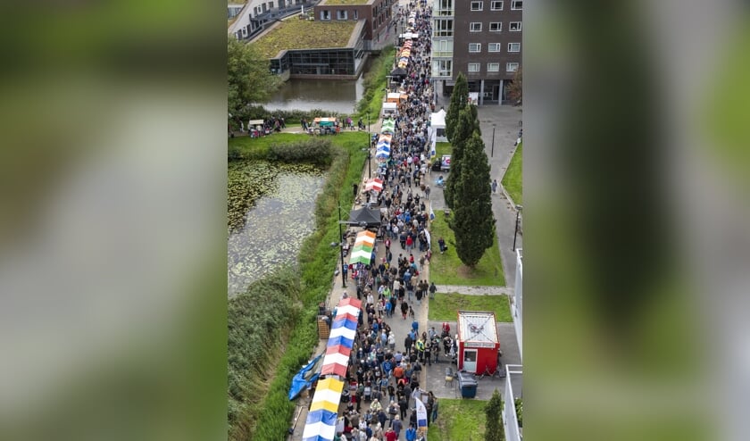 Op de foto rechts het lint van kramen langs de Laan van Berendrecht tijdens de Jaarmarkt van 2018. Dit jaar gaat het er wat anders uitzien: er komen looproutes en bezoekers moeten anderhalve meter afstand houden | Archieffoto: Buro JP