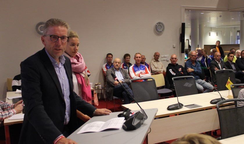De voorzitter van de Warmondse ijsclub, Frans Biemond, spreekt de commissie toe. Naast hem Nederlands schaatskampioen, de Warmondse Lisa van der Geest. | Foto: NK