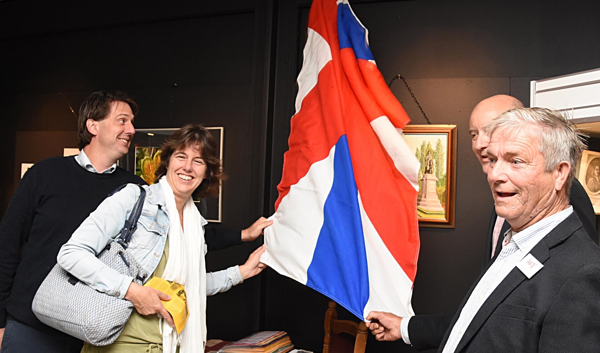 De HKV vereniging wist twee nazaten van Herman Boerhaave te traceren om een schilderij van de Voorhoutse kunstenaar Jan Floor te onthullen. | Foto: PvK