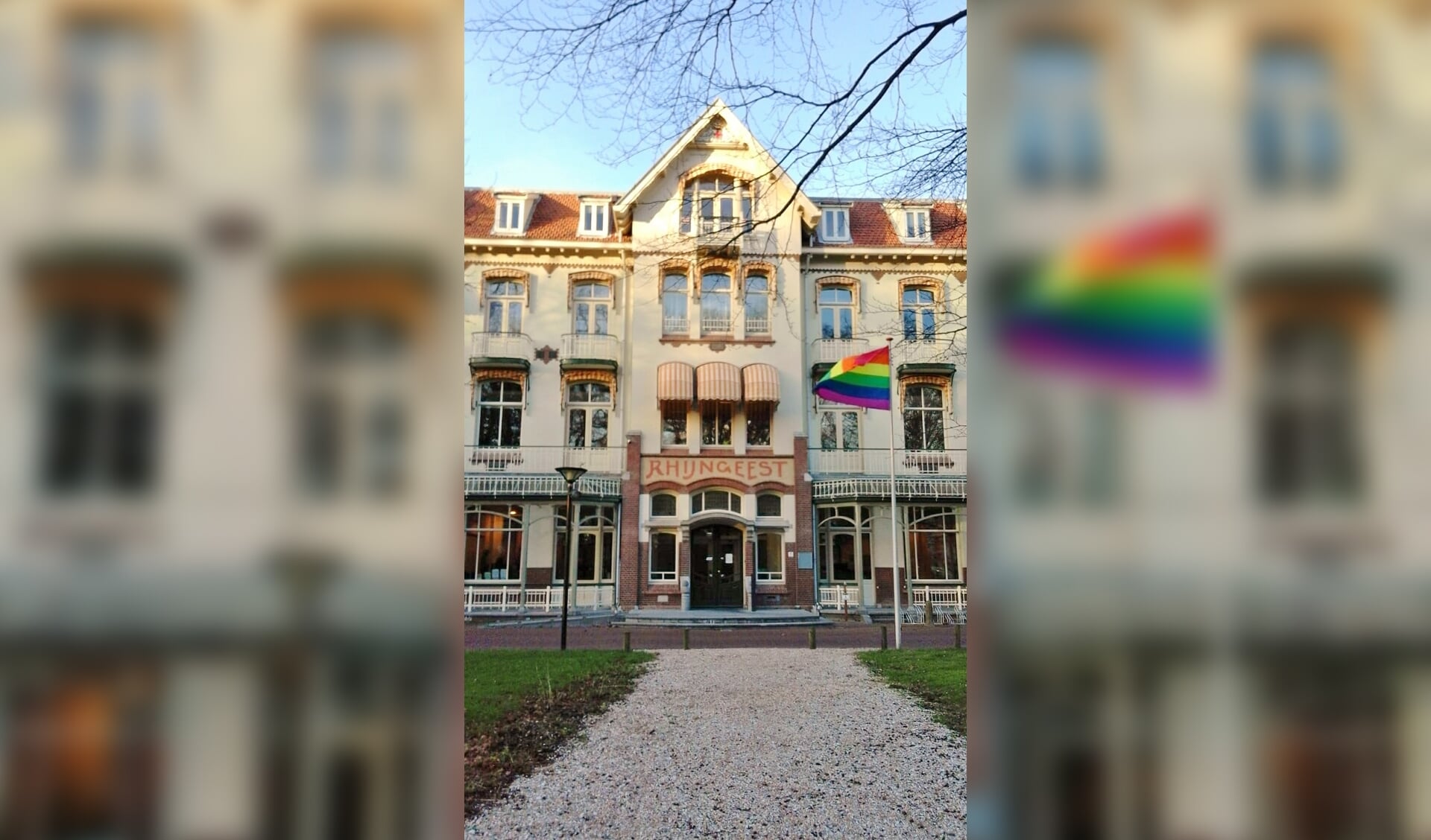 Voor het Oegstgeester gemeentehuis wappert de regenboogvlag.