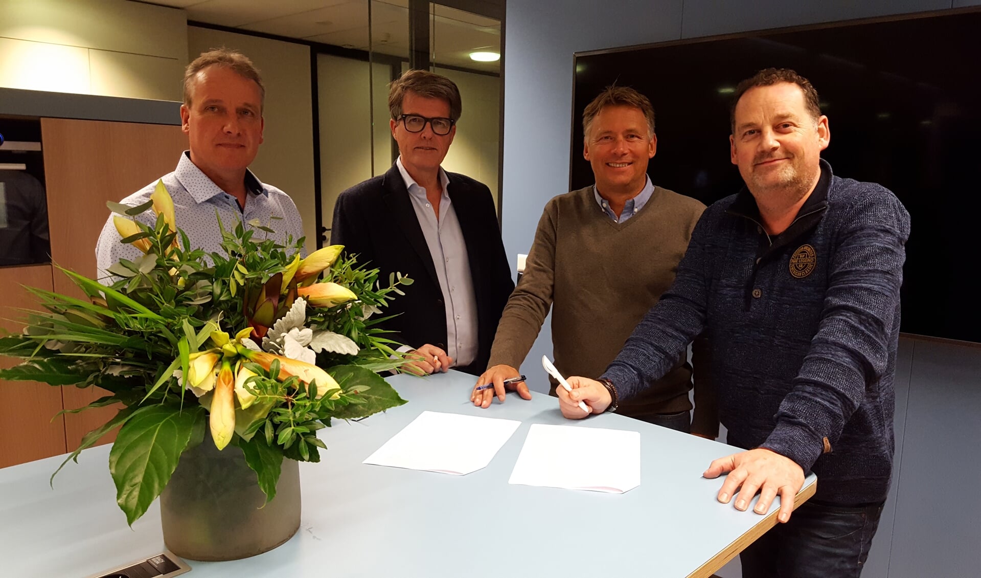 Marcel van Schaik (bestuurslid, links) en voorzitter Willem Heemskerk met daarnaast het ontwerpteam Jack van der Ende en Eric Pannenborg (r).