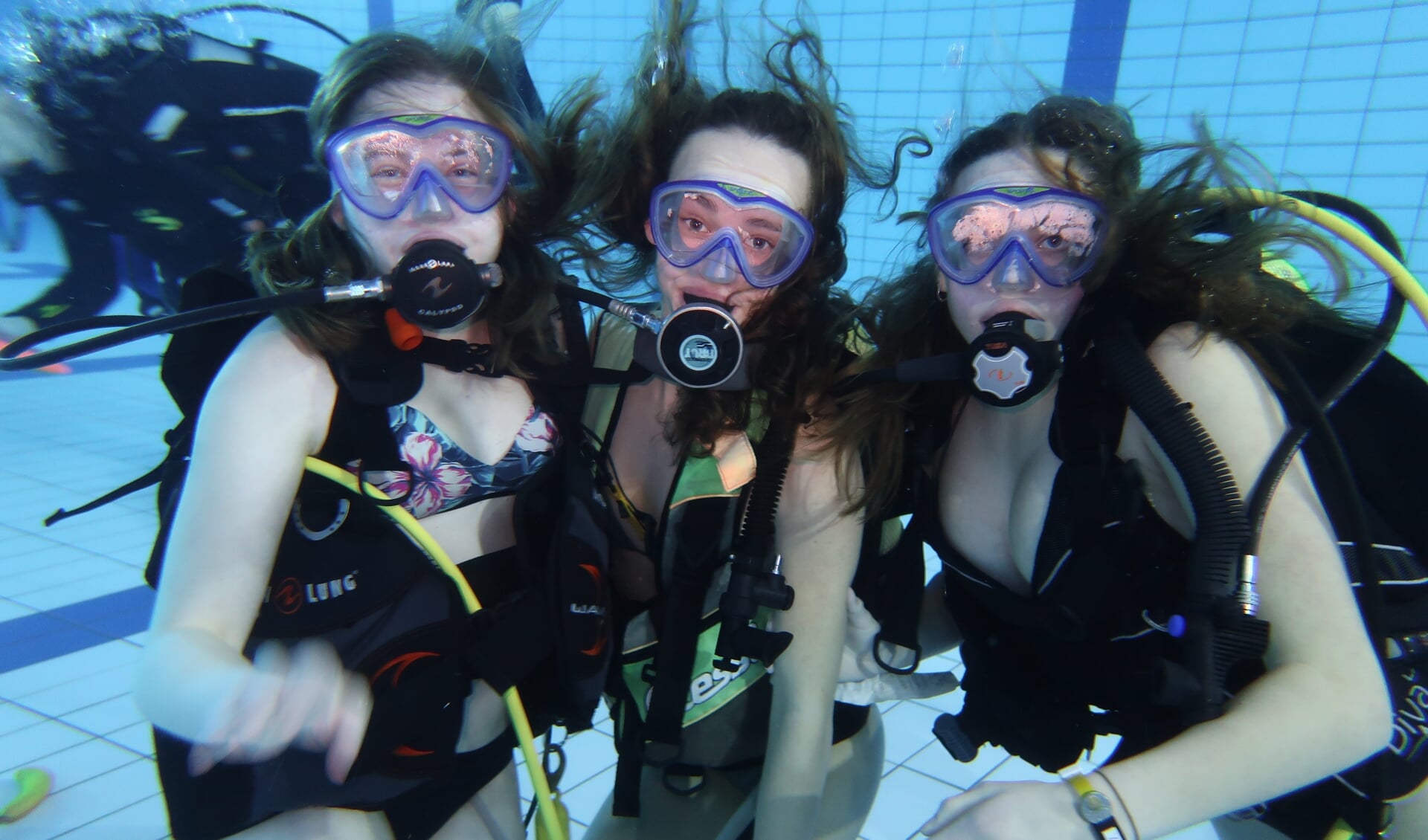 Noah, Danielle en Robine kiezen voor het duiken tijdens het waterfeest. | Foto: pr.