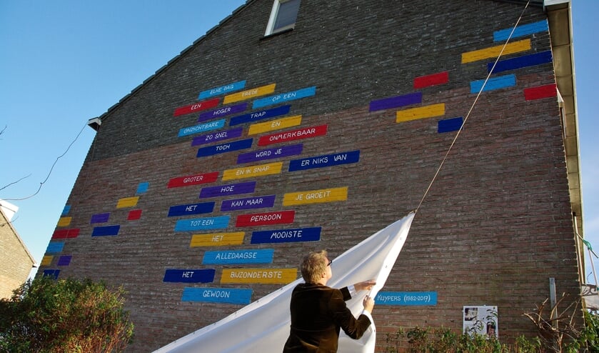 'Muureigenaar' Hilmar Leujes onthulde het gedicht aan de Jan Wolkerslaan. | Foto Willemien Timmers