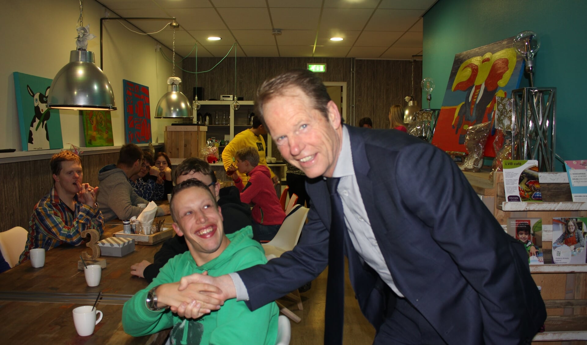 Een hand ván en op de foto mét de burgemeester is natuurlijk heel bijzonder. | Foto: Annemiek Cornelissen 
