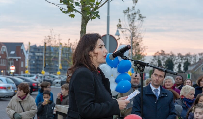 Wethouder Huri Sahin bij de opening van winkelcentrum Nieuw Rhijnzicht. | Archieffoto Wil van Elk