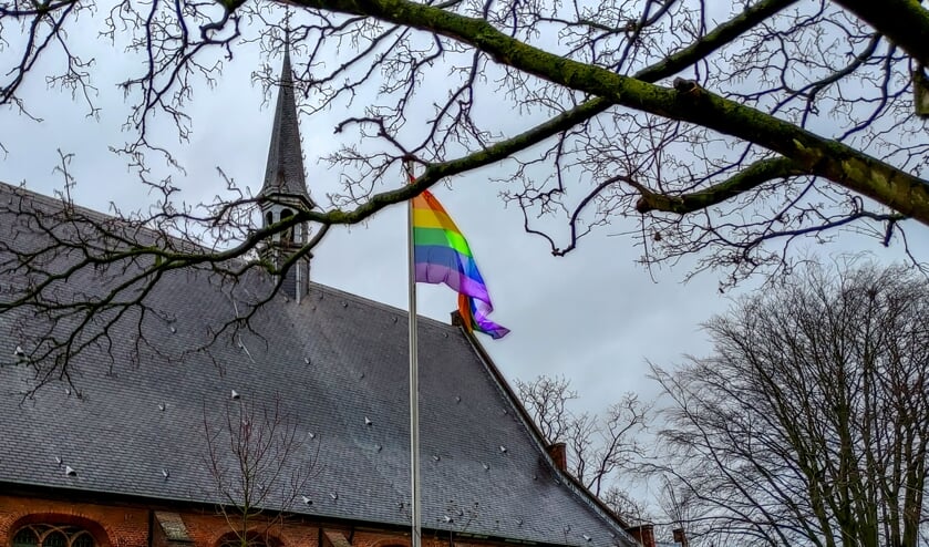Sinds eind vorige week wapperen er regenboogvlaggen bij de Dorpskerk (foto) en de Scheppingskerk.  