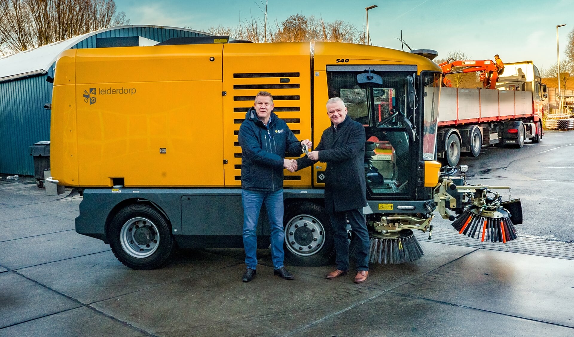 Wethouder Daan Binnendijk (rechts) krijgt de sleutels van de nieuwe veegwagen uit handen van Albertus Nieuwenhuis van veegmachineproducent RAVO.