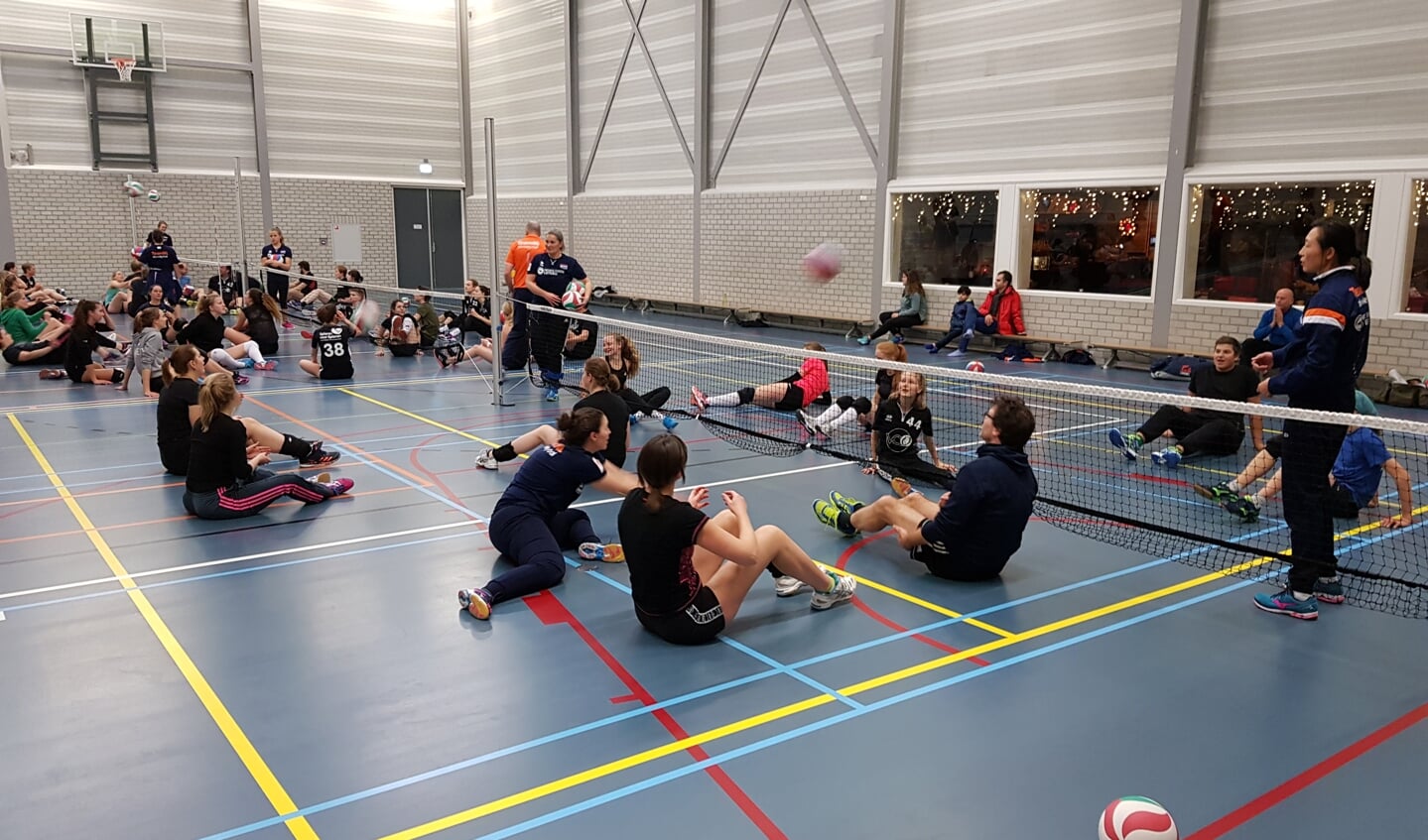 Het was duidelijk hoe zwaar en uitdagend het zitvolleybal is. De VCO'ers hadden de smaak goed te pakken en werd er fanatiek gevolleybald.