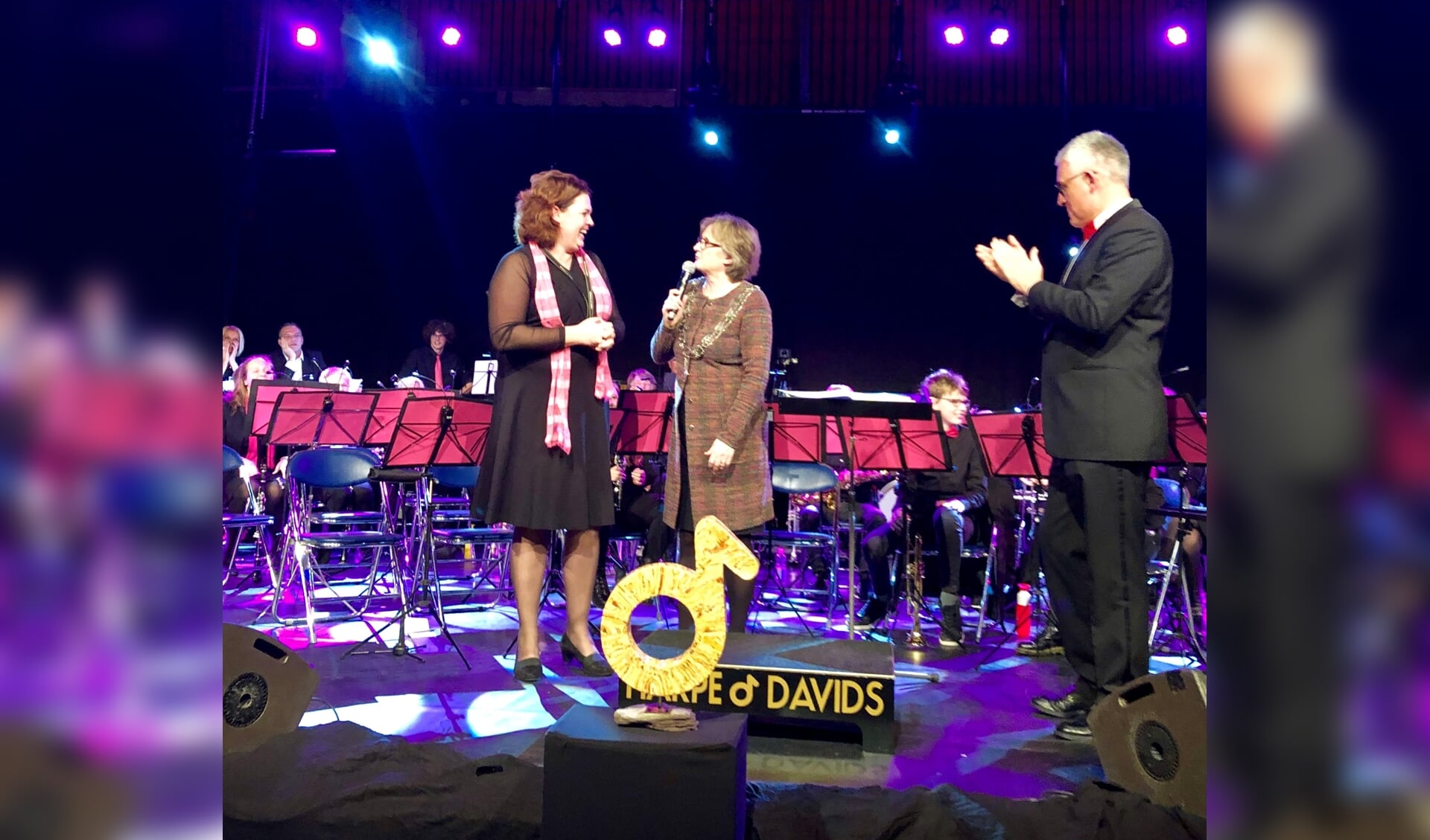 Luid applaus, ook van de presentator van de Maestroconcerten (en loco-burgemeester), Sjaak van den Berg. | Foto en tekst: Caroline Spaans