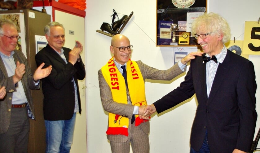 Burgemeester Jaensch kreeg de eerste jubileumsjaal omgehangen, en Henk Heemskerk ontving voor al zijn inzet een echte Oegstgeester vlinderdas. | Foto Willemien Timmers  