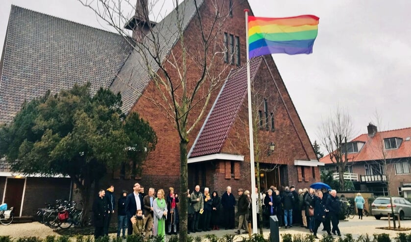 De regenboogvlag in top voor de Regenboogkerk. | Foto Anja Froeling
