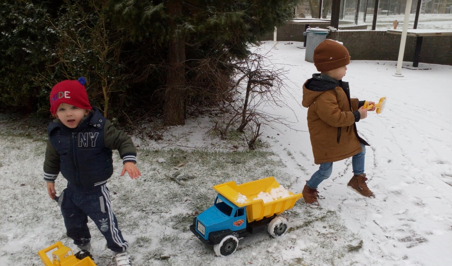 De peuters van 't Zonnehoekje hebben ook plezier in de versgevallen sneeuw. 