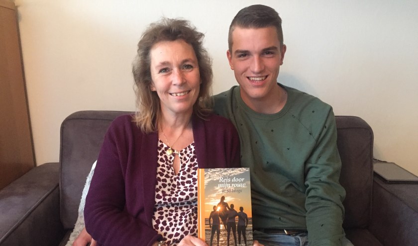 Irene met haar middelste zoon Mark. "Sommige uitvaartcentra geven mijn boek mee aan nabestaanden."