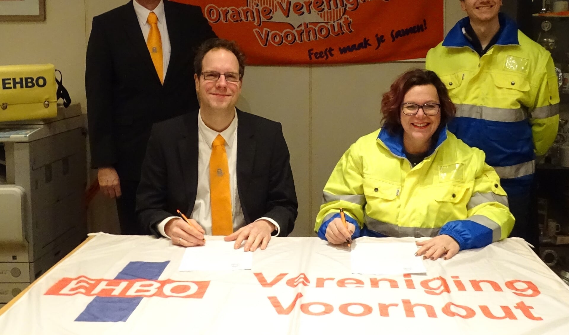 Ruud van Wouw en Lennart van der Dussen (OVV) en Erika van Rooij en Remco van Dam (EHBO Vereniging Voorhout). 