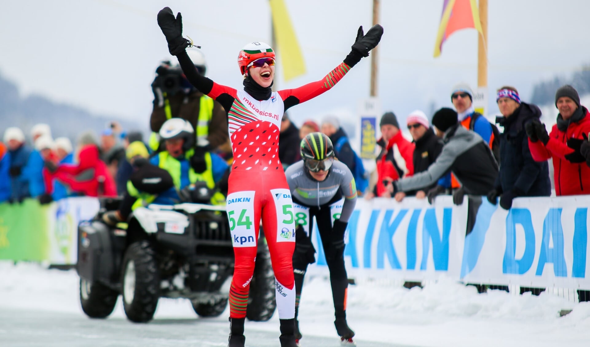 Iris van der Stelt komt juichend over de finish. 