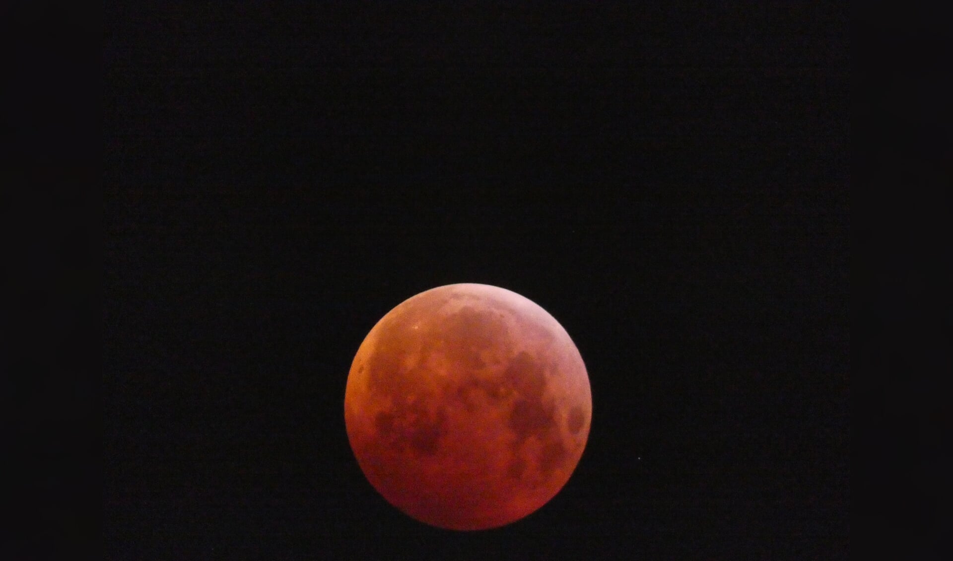 Tijdens de maximale verduistering, om 6.12 uur, was de maan als een koperkleurige schijf in het westen te zien. | Foto Niels van Weeren