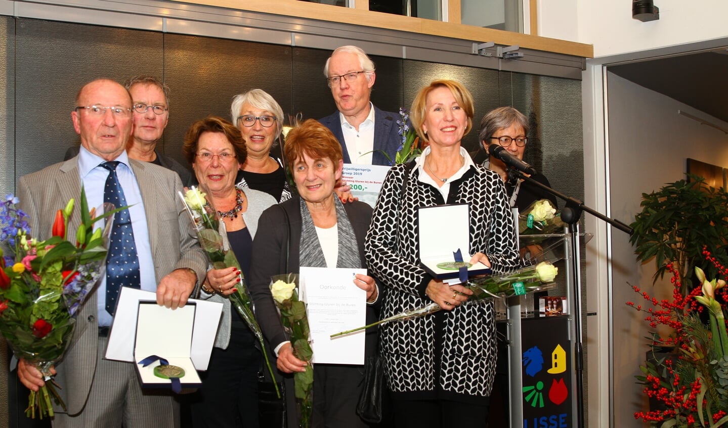 De winnaars van de vrijwilligersprijzen van de gemeente Lisse bij elkaar: Simon van Dijk (links) en Stichting Gluren bij de Buren.