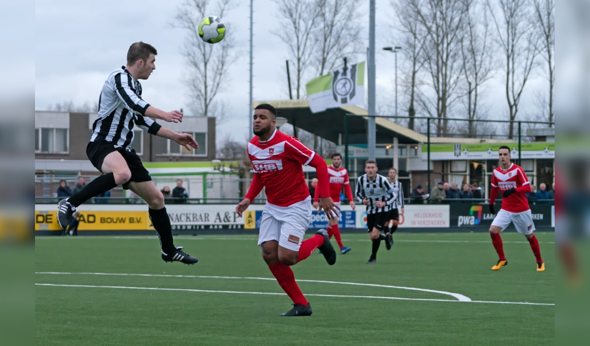 Tom Duindam kopt de bal weg. | Foto: Johanna Wever