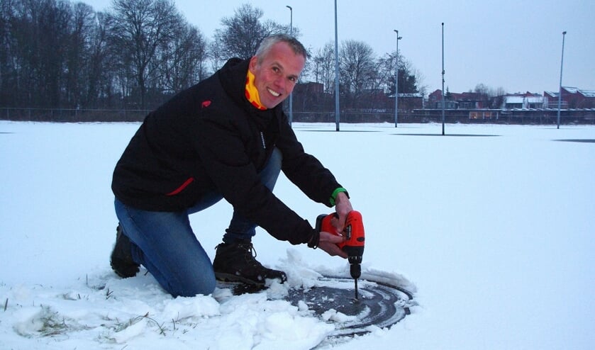 Rob Heemskerk meet de dikte van het ijs. | Foto Willemien Timmers