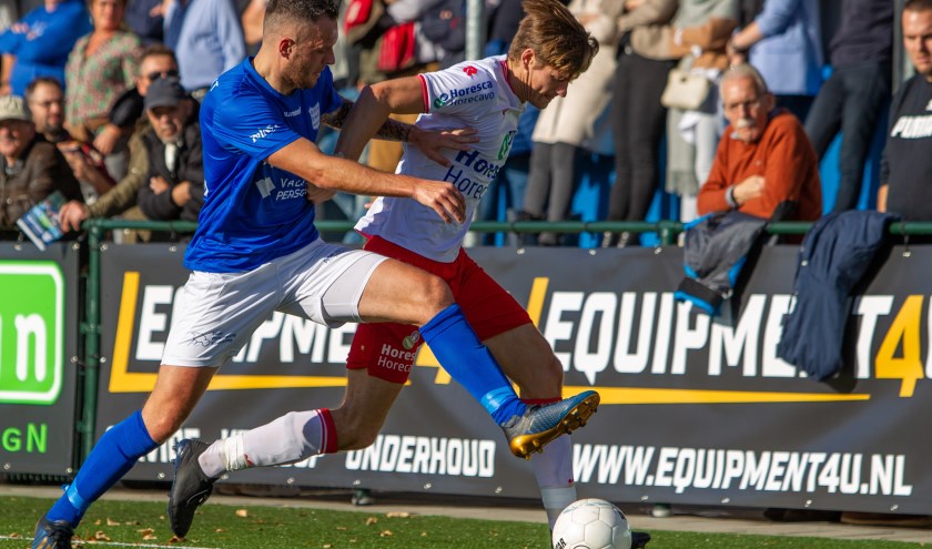 Corne Davelaar van GVVV probeert Tjeerd Westdijk de bal af te spelen. | Foto: OrangePictures