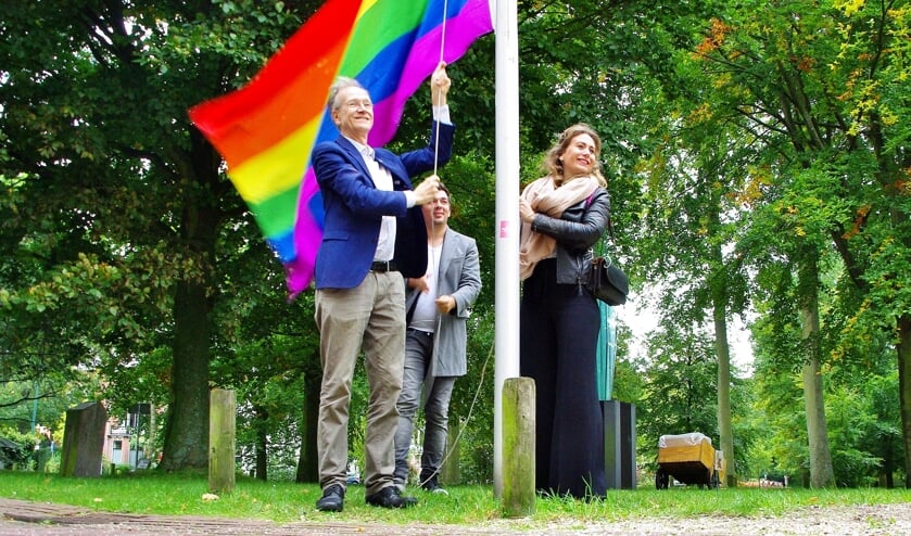 Wethouder Jan Nieuwenhuis hijst samen met Progressief Oegstgeest steunfractielid Steijn Burger en D66 -gemeenteraadslid Jolijn Kouwenhoven de vlag.