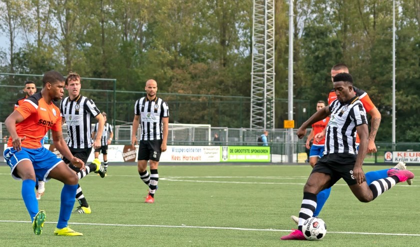 Uitblinker Mostava Frederik legt hier aan om de 2-0 voorsprong te verzilveren. | Foto: Johanna Oskam