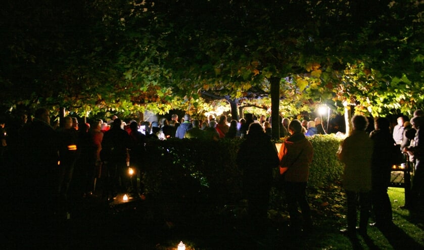 <p>'s Avonds met een lichtje bij elkaar komen kan dit jaar niet op 2 november, maar de begraafplaats aan de Hoogmadeseweg in Leiderdorp is wel de hele dag open voor wie een dierbare overledene wil herdenken</p>