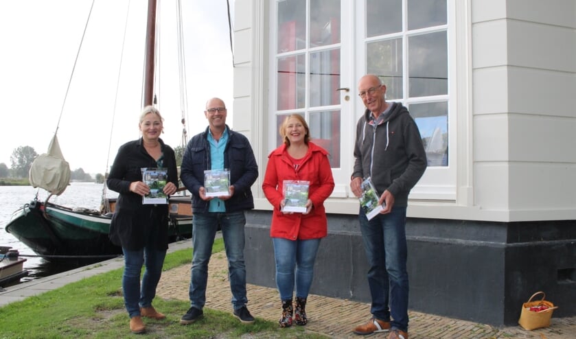 Winkeliers Petra Planjer, Willem Westerbeek en Julietta de Best, met kalendermaker Kees Ligtvoet.| Foto: EvE