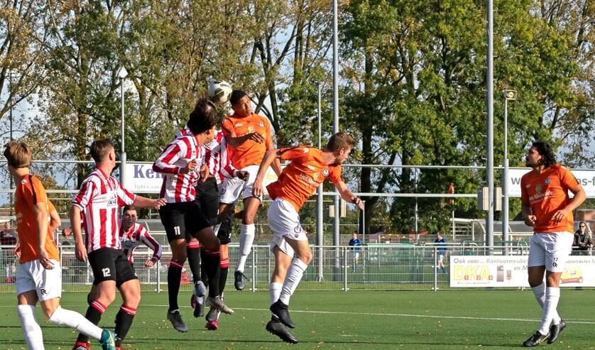 SJC had het lastig in Alphen zoals deze dans om de bal duidelijk maakt. | Foto: Johanna Oskam