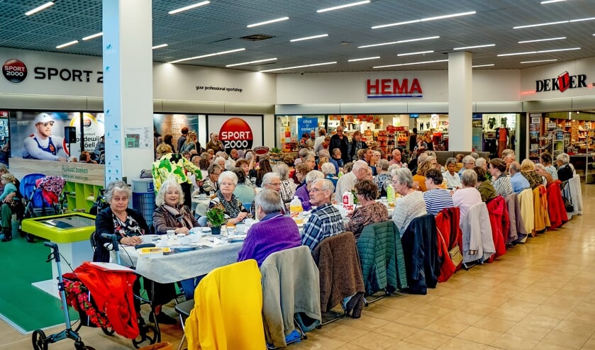 <p>Gezellig samen eten aan de langste tafel in 2019. </p>