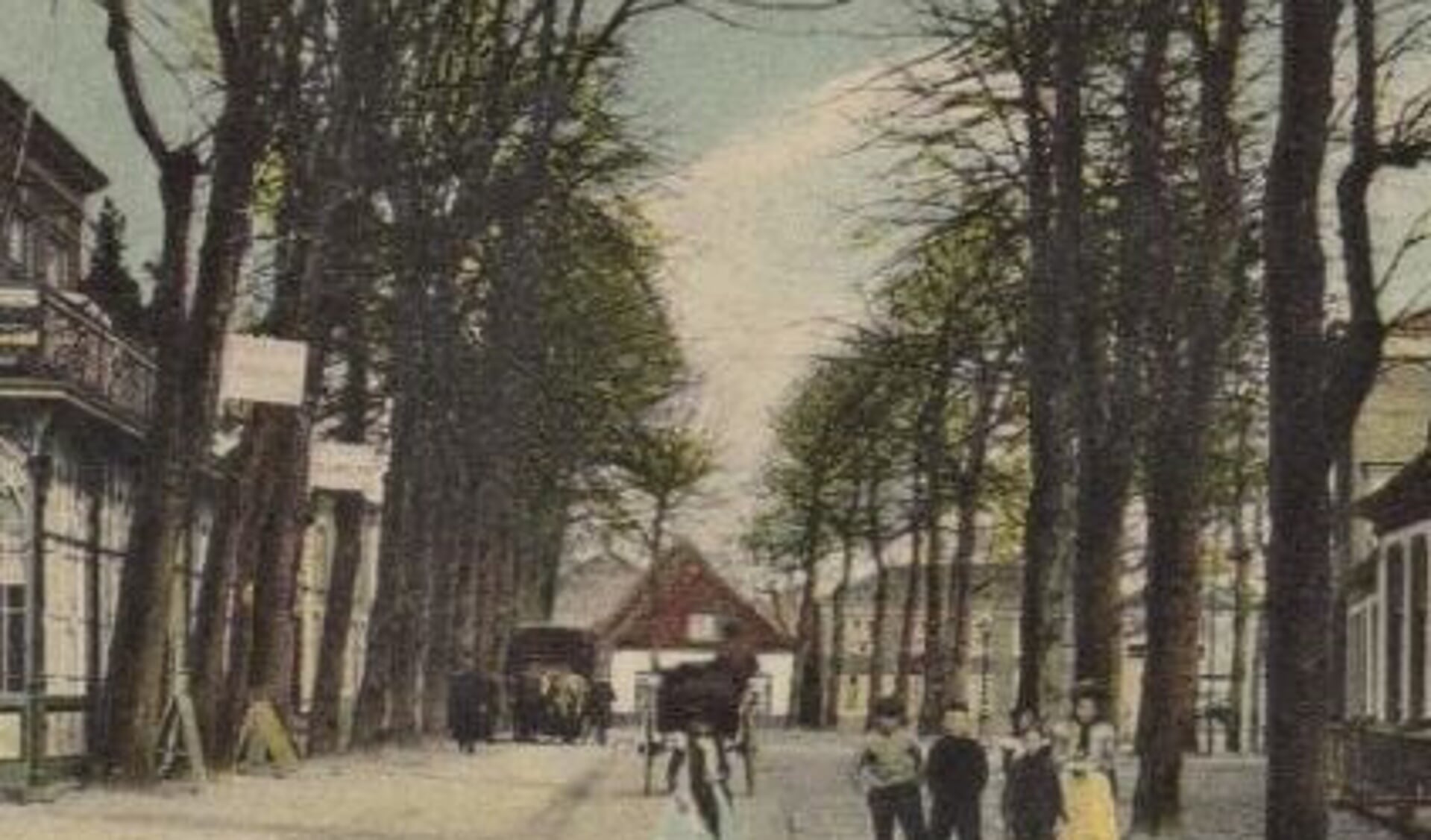 Het witte gebouw is restaurant De Oude Heere, daarnaast foto Engel. Deze ansichtkaart is van vóór 1909.