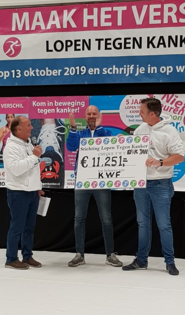Erik Jan (midden) liep voor het eerst na zijn zware chemobehandeling weer 5 kilometer en haalde daarmee ruim 11.000 euro op voor het KWF.
