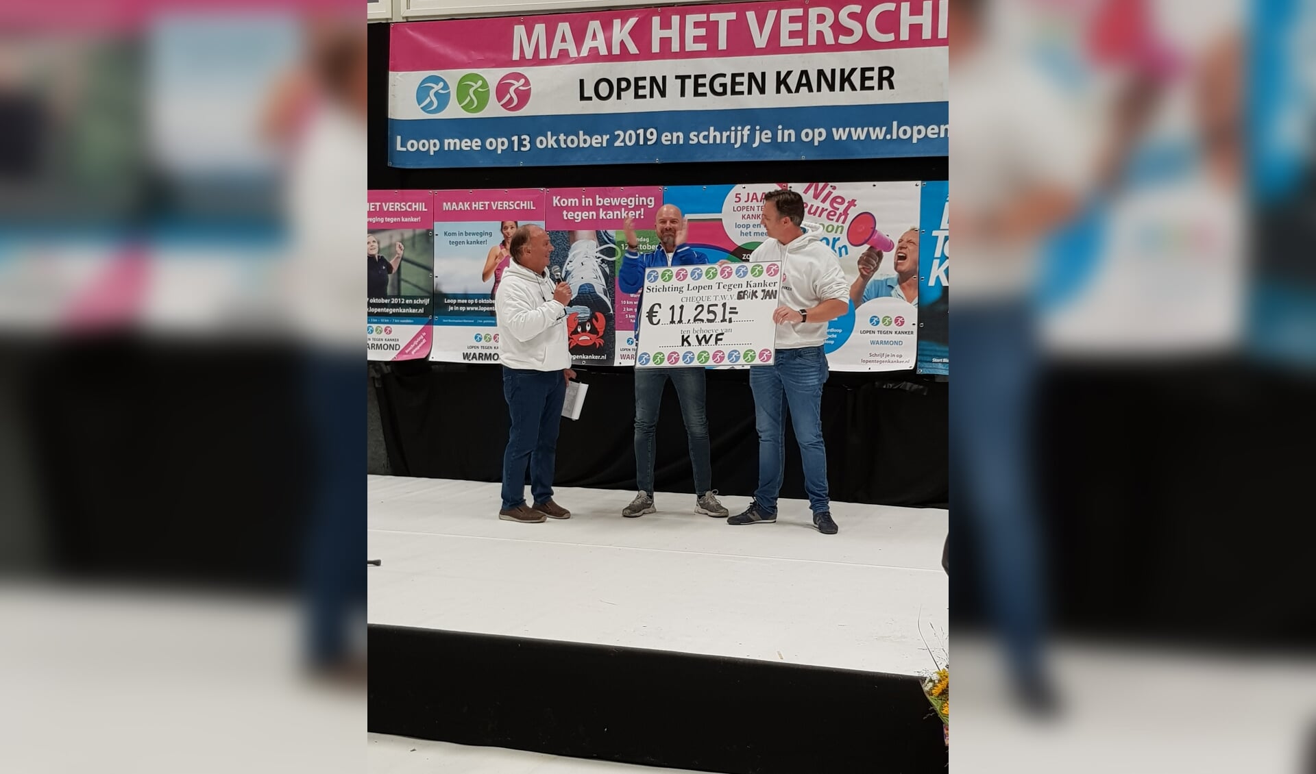 Erik Jan (midden) liep voor het eerst na zijn zware chemobehandeling weer 5 kilometer en haalde daarmee ruim 11.000 euro op voor het KWF.