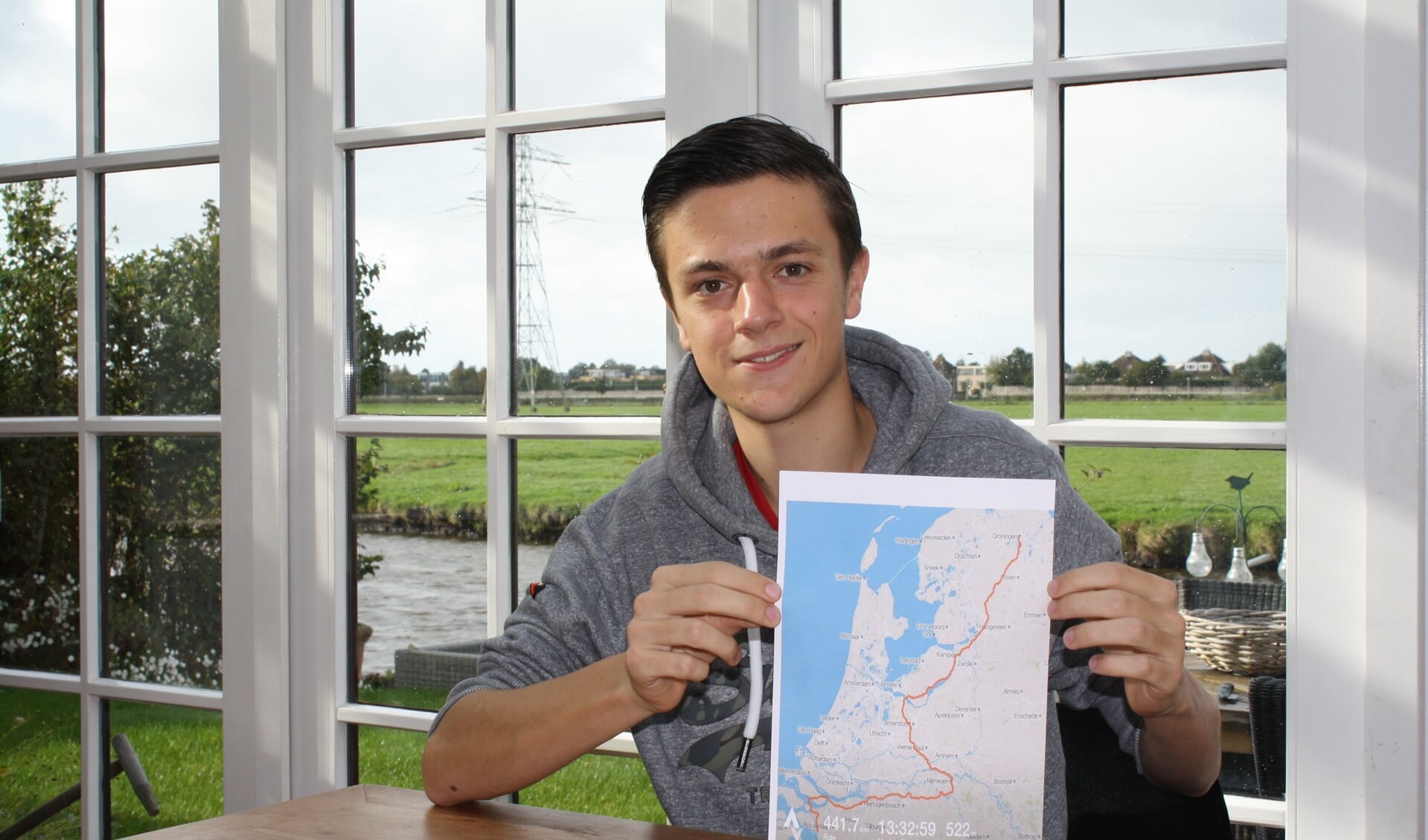 Rik van der Zon met de route die hij met vier medestudenten fietsend wil afleggen op 3 november.