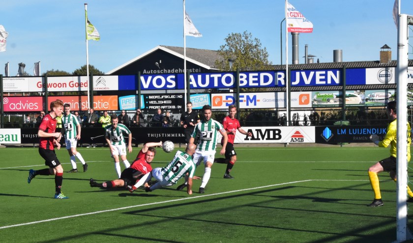Max van Steen (9, vallend) wordt het scoren belet door Maarten Boddaert. | Foto: PR  