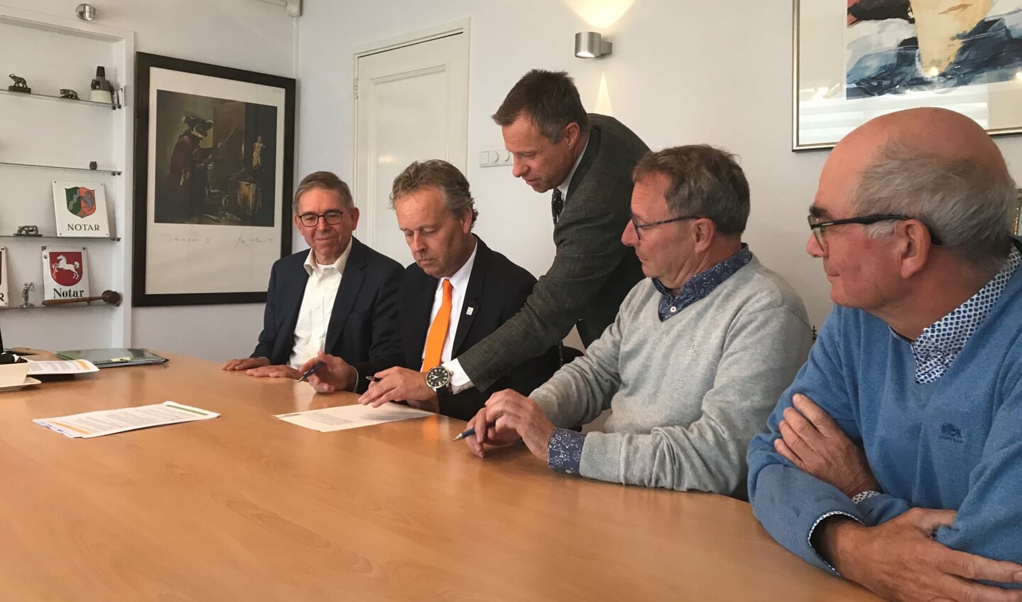 Marc Neve van Bakker & Neve Netwerk Notarissen overhandigt de vestigingsakte aan v.l.n.r. Henk van Rooijen (bestuurslid  ZoLd), wethouder Willem Joosten, Johan Kools (voorzitter ZoLd) en Lodewijk Aernsbergen (bestuurslid ZoLd).   