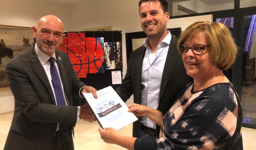 William Hogewoning en Ida Zwaan overhandigen het Ondernemingsplan aan wethouder Rien Nagtegaal.