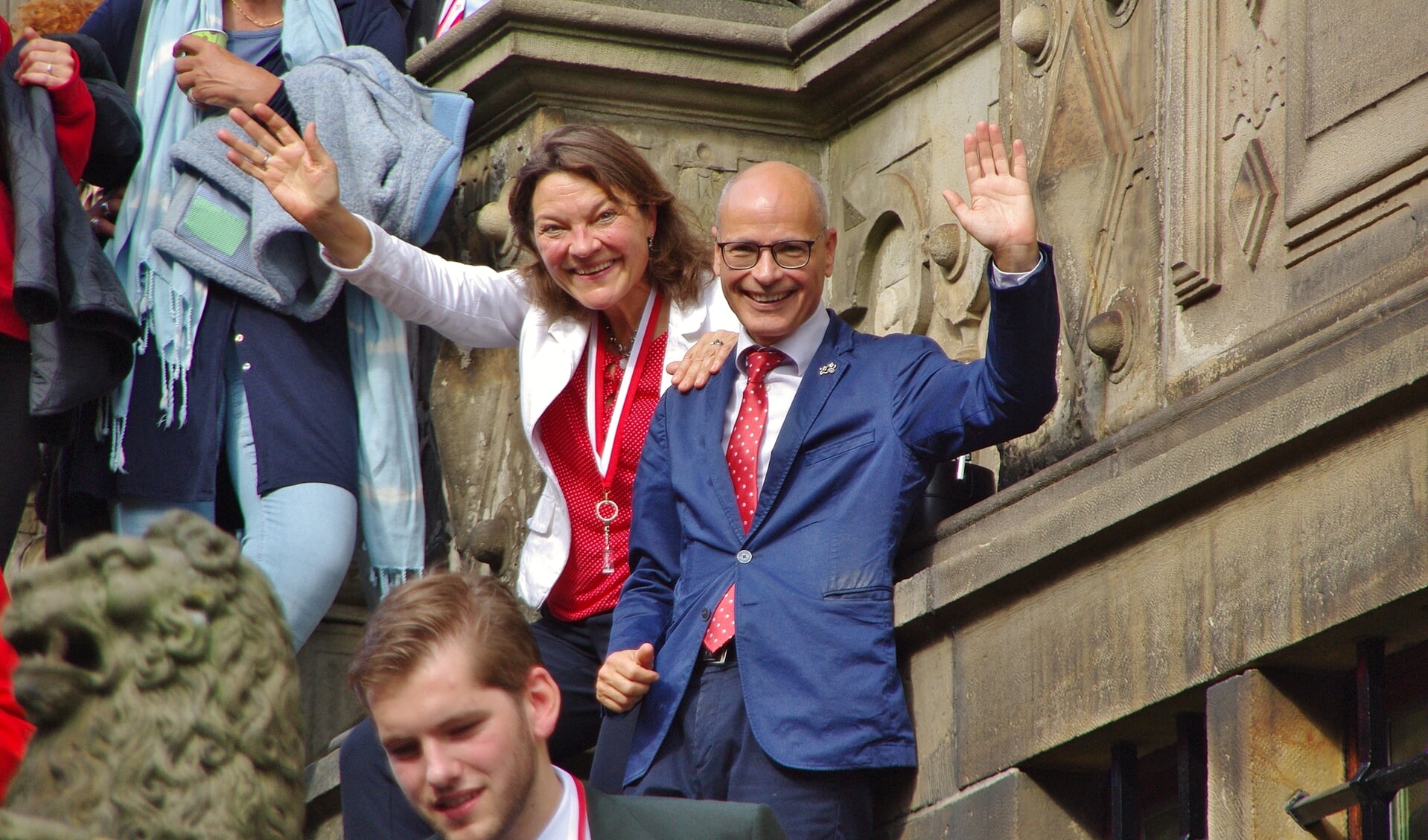 Burgemeester Emile Jaensch sloeg samen met zijn Vera op de trappen van het Leidse stadhuis de Grote Optocht gade.