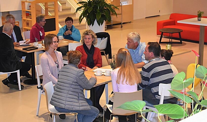 Aan tafel met de wethouder. | Foto: Piet van Kampen