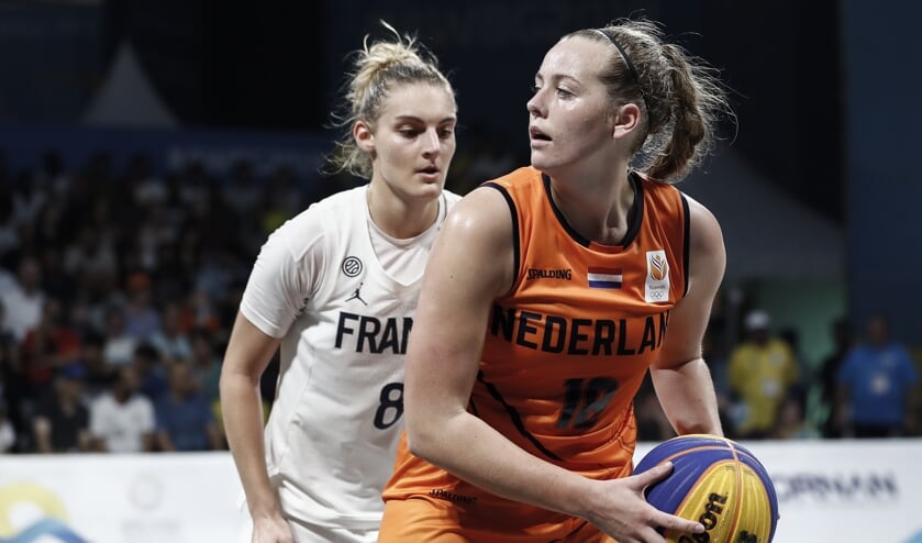 Fleur Kuijt actief in de finale tegen Frankrijk op de World Beach Games in Doha, Qatar. (Foto: Dimitris Tosidis / Laurel Photo Services)