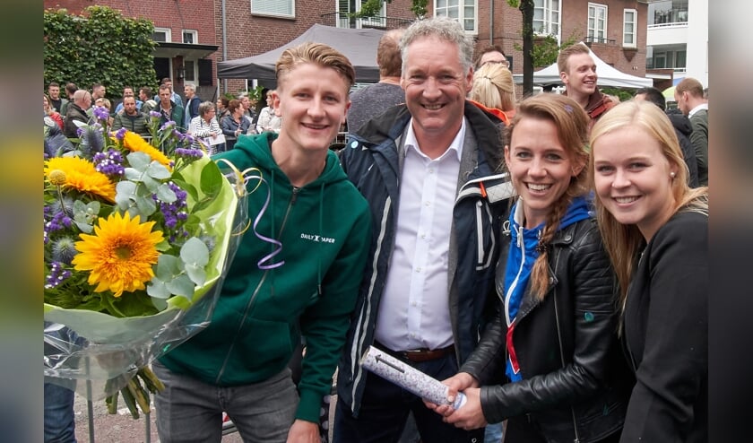 Dennis van der Zaal met de bloemen.